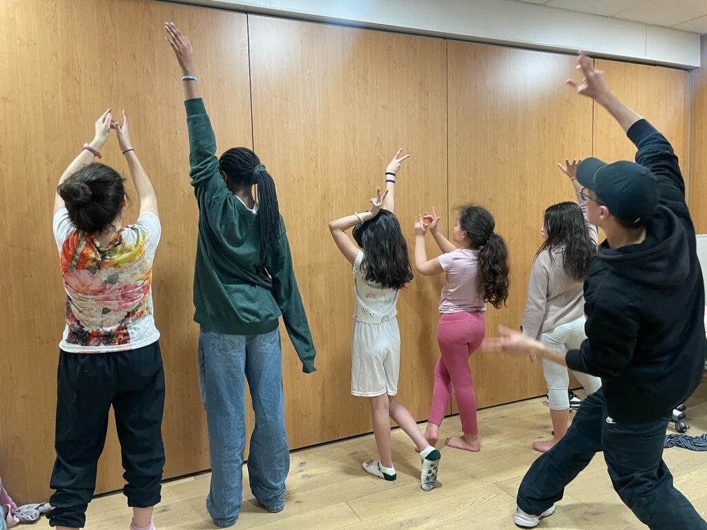 un atelier de danse urbaine avec des enfants