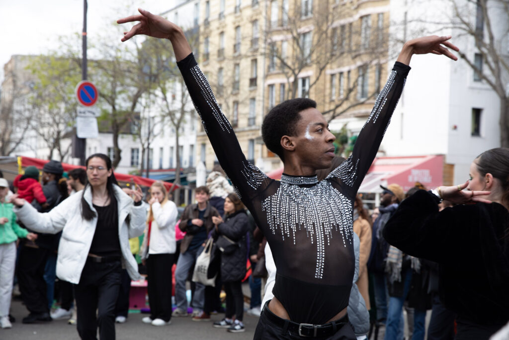 Un danseur exécute un pas de danse pendant un événement de S.W.A.G. Studio