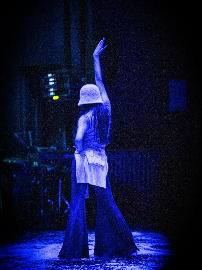 Miila qui réalise une performance de House Dance