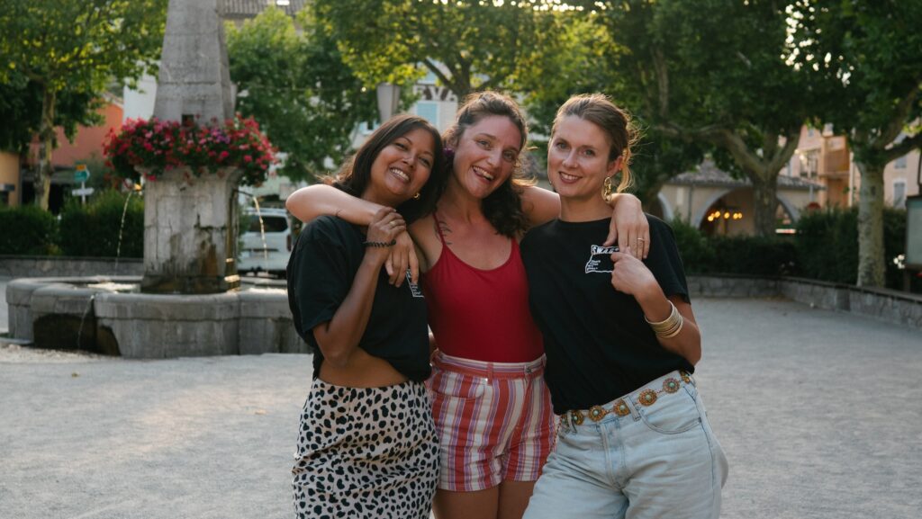 Pauline et Chloé les fondatrices de S.W.A.G. Studio et Amélie la monteuse vidéo