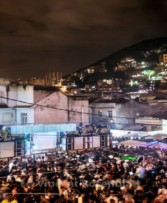 Last great bailes funk before the "pacification" which transforms favela into silent dormitories. "Baile do Pistão" in the Morro do Amor in Complexo do Lins, Zona Norte of Rio de Janeiro. // Dans un des derniers grands bailes funk de favela avant la 'pacification" qui les transforme en dortoir silencieux. Baile du Pistão, "colline" ou "morro" de l'Amor, dans le Complexe du Lins, Zona Norte de Rio de Janeiro.